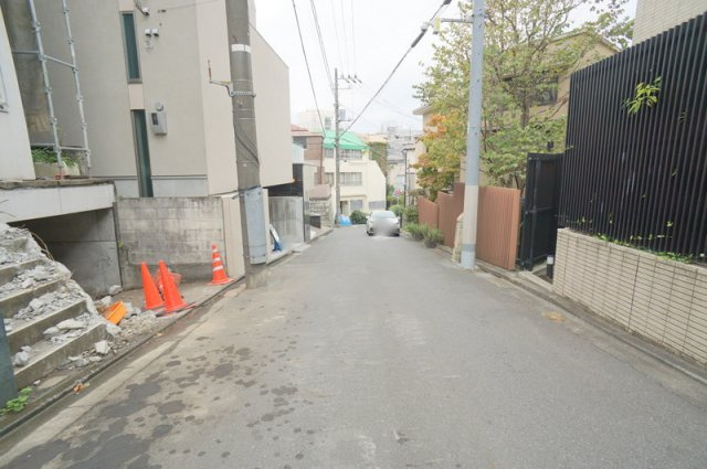 上原２　土地の前面道路含む現地写真|北東側公道　幅員約5.08m　間口約8.73m