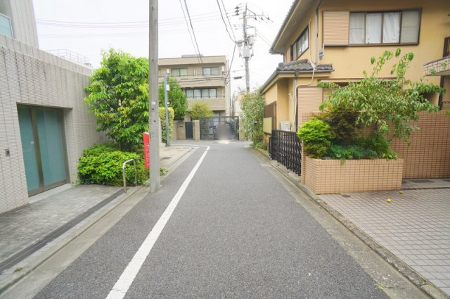 駒場１　土地の前面道路含む現地写真|西側公道　幅員約4.0m　間口約9.8m