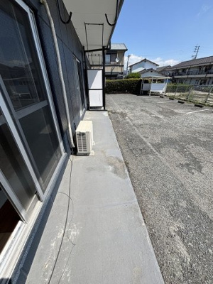 【バルコニー】 | ガーデン津福 | 開放的で明るい空間を演出してくれるバルコニーです