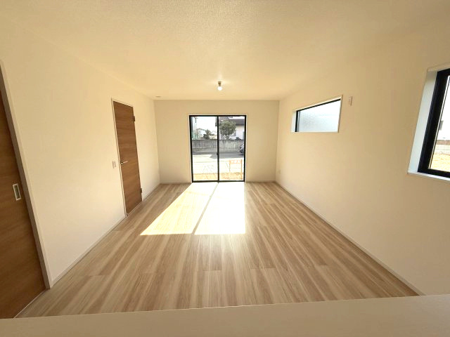 アーバンスタイル渋川市石原１期　１号棟の居間・リビング|カウンターキッチンなのでお料理をしながら会話もできます。
夕食の支度をしながら、お子様の様子も見られて自然と会話も増えますよ♪