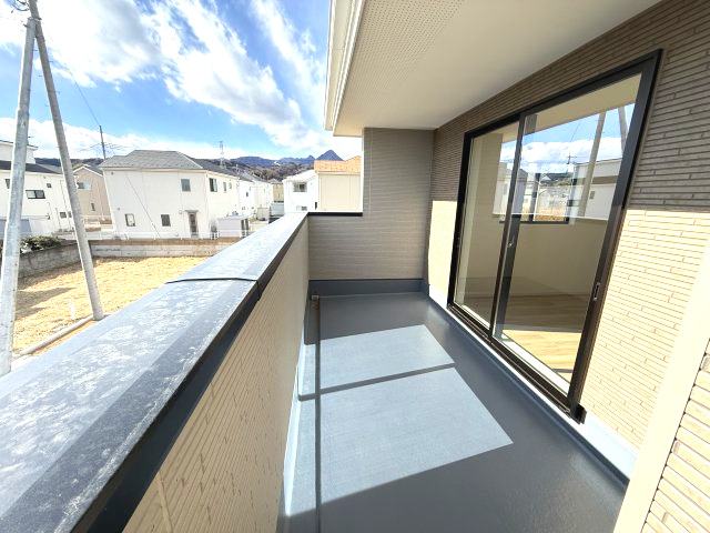 アーバンスタイル渋川市石原１期　１号棟のバルコニー|南面バルコニーです。インナータイプなので急な雨でも洗濯物が安心です。