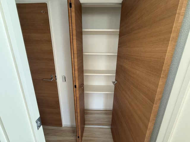 アーバンスタイル渋川市石原１期　１号棟の収納|１階ホール収納付き！