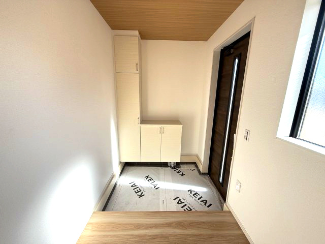 アーバンスタイル渋川市石原１期　１号棟の玄関|玄関収納もついています。