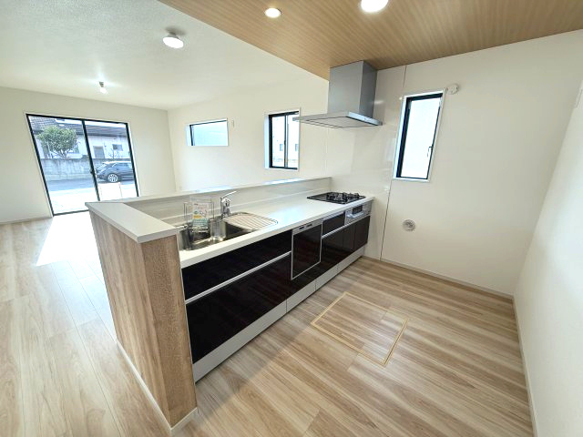 アーバンスタイル渋川市石原１期　１号棟のキッチン|人気のカウンターキッチン採用です☆
コンロも３口ご用意しています！調理スペースも広くストレスなくお料理できます。
浄水器つきなので美味しいお水も飲めますよ♪