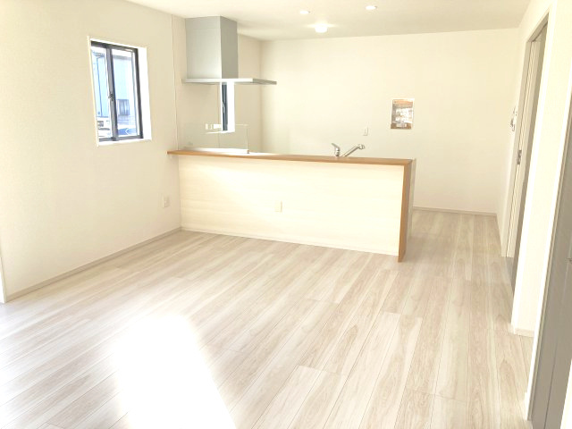 アーバンスタイル渋川市石原１期　１号棟の居間・リビング|16帖の広々リビング♪
カウンターキッチンなのでお料理をしながら会話もできます。
夕食の支度をしながら、お子様の様子も見られて自然と会話も増えますよ♪