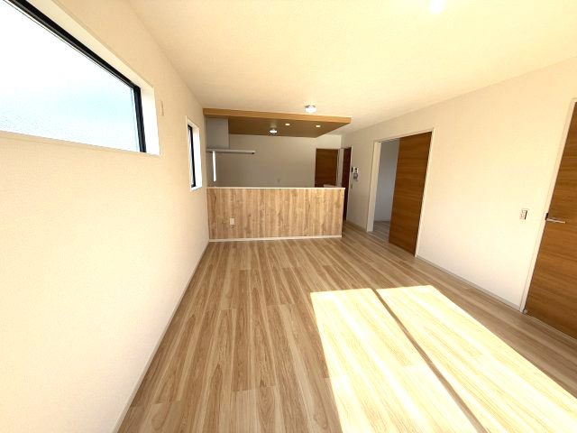 アーバンスタイル渋川市石原１期　１号棟の居間・リビング|16帖の広々リビング♪
カウンターキッチンなのでお料理をしながら会話もできます。
夕食の支度をしながら、お子様の様子も見られて自然と会話も増えますよ♪