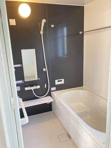 アーバンスタイル渋川市石原１期　１号棟の浴室|１坪タイプのフルオートバスです！
足を延ばして入れる広さなので一日の疲れも癒されますよ♪
室内物干しや浴室乾燥機もあるのでお天気の悪い日にはランドリースペースとしてもご利用できます！