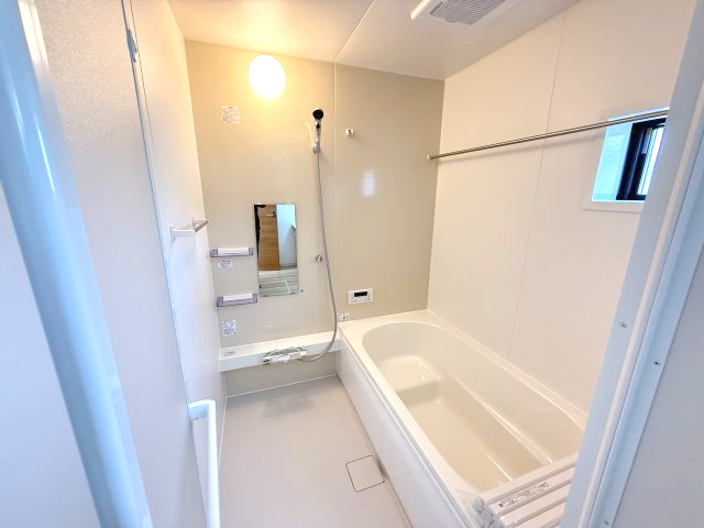 アーバンスタイル渋川市石原１期　１号棟の浴室|１坪タイプのフルオートバスです！
足を延ばして入れる広さなので一日の疲れも癒されますよ♪
室内物干しや浴室乾燥機もあるのでお天気の悪い日にはランドリースペースとしてもご利用できます！