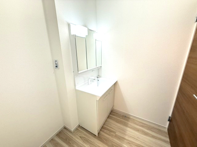 アーバンスタイル渋川市石原１期　１号棟の独立洗面台|シャワー水栓付き洗面台で朝の身支度もバッチリです！
洗面台には収納スペースもあり洗面室もすっきり片付きますよ！