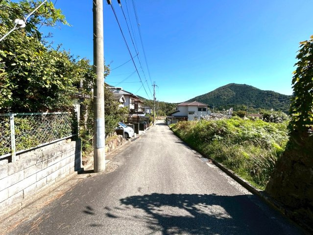 間口広め１１ｍの整形地■現況は畑■建築条件なし売土地■亀岡市畑野町千ケ畑高橋の前面道路含む現地写真|令和７年１０月撮影
