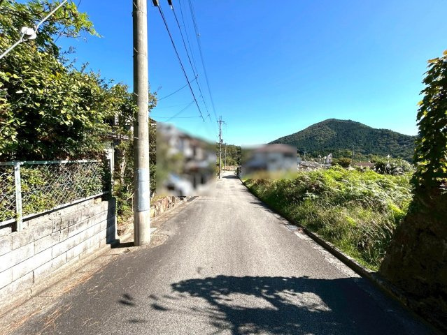間口広め１１ｍの整形地■現況は畑■建築条件なし売土地■亀岡市畑野町千ケ畑高橋の前面道路含む現地写真|令和７年１０月撮影
