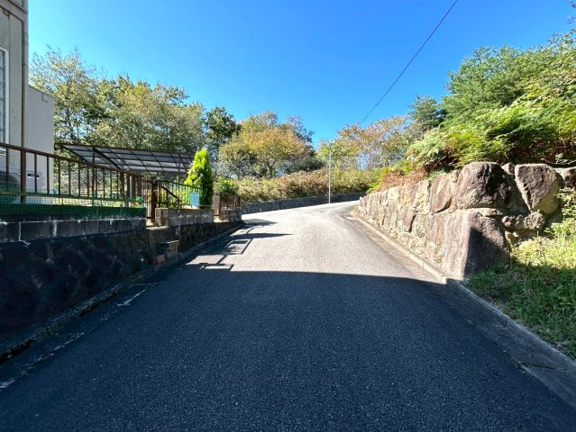 間口広め１１ｍの整形地■現況は畑■建築条件なし売土地■亀岡市畑野町千ケ畑高橋の前面道路含む現地写真|令和７年１０月撮影