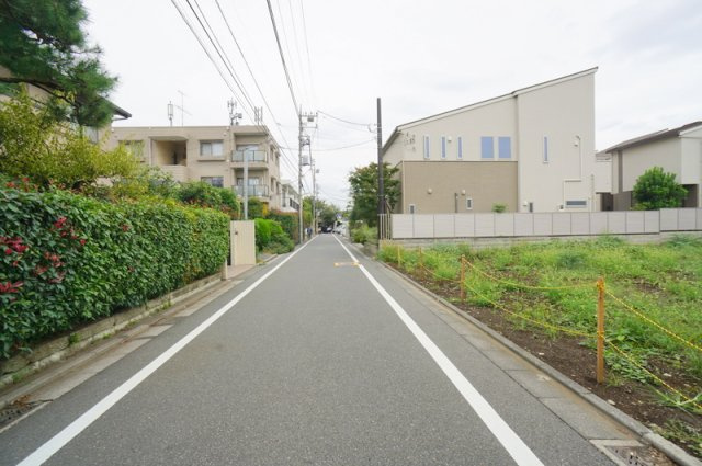 上北沢３　土地の前面道路含む現地写真|北側公道　幅員約5.2m　間口約17.2m
