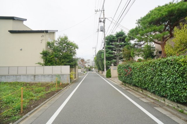 上北沢３　土地の前面道路含む現地写真|北側公道　幅員約5.2m　間口約17.2m