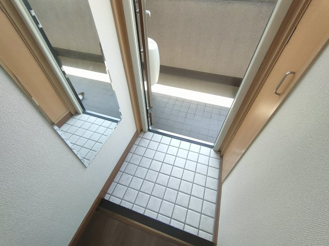 太田ビルの玄関