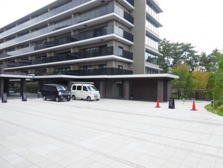 ジオ北千里藤白台のエントランス