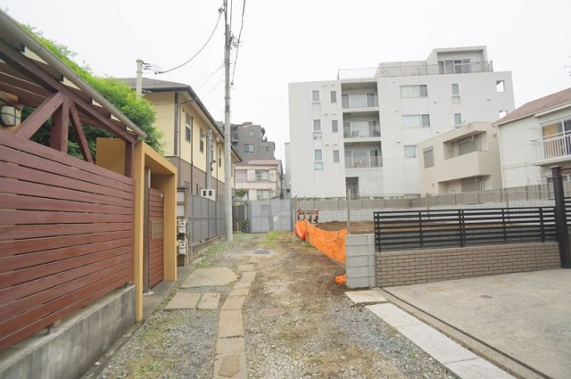 雑司が谷２　土地の前面道路含む現地写真|南側私道　幅員約3.4m　間口約10.1m