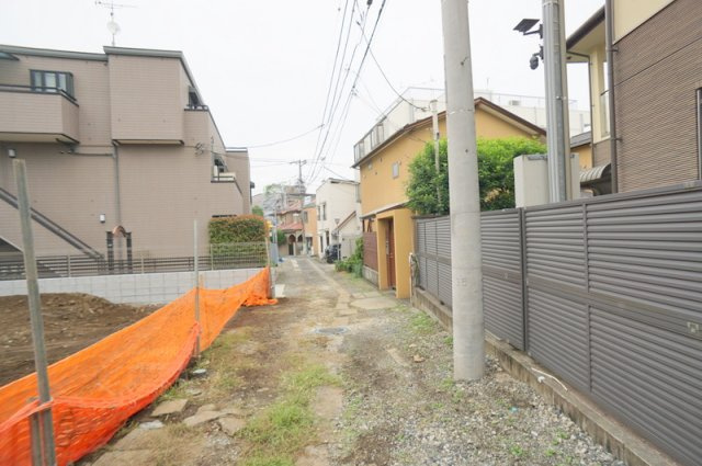 雑司が谷２　土地の前面道路含む現地写真|南側私道　幅員約3.4m　間口約10.1m