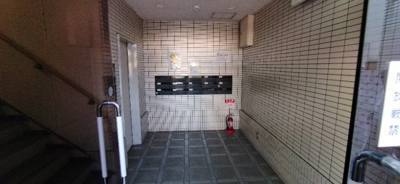 信永ビルのエントランス