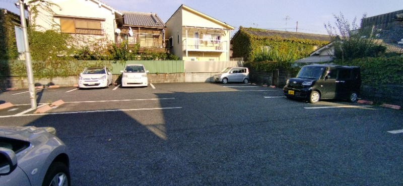 大和高田市本郷町の賃貸マンションの駐車場