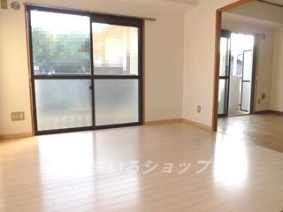 広島市安佐北区落合２丁目の賃貸マンションの寝室|明るい出窓あり・床はフローリングです！