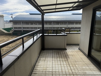 【バルコニー】 | 佐久市岩村田佐久長聖高校北中古住宅 | タイル表面が少々劣化しています