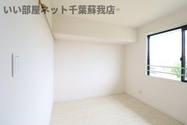 エミーハイツの洋室|落ち着いた色調の洋室です