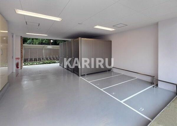 スプランディッド放出の駐車場