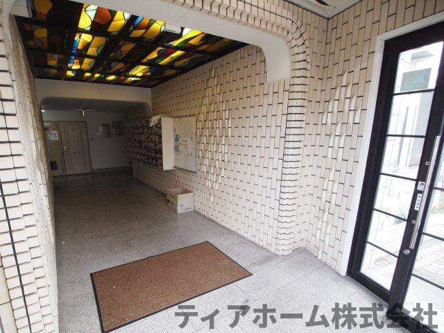 大和高田市西三倉堂２丁目の賃貸マンションのエントランス