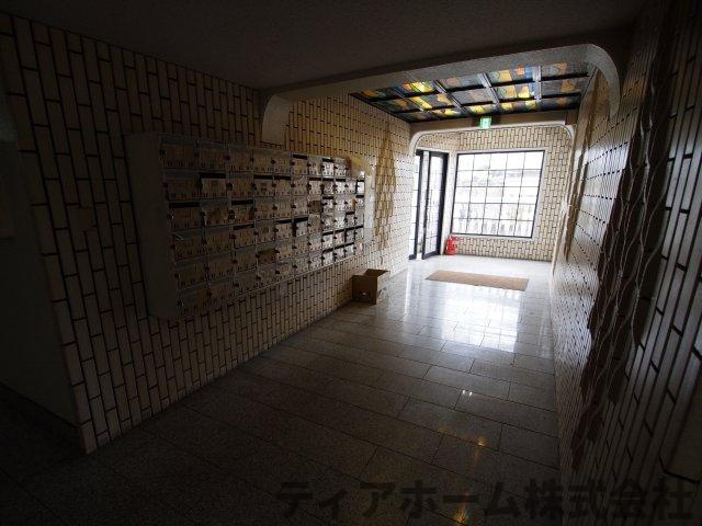 大和高田市西三倉堂２丁目の賃貸マンションのロビー