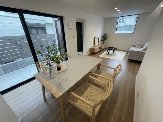 南落合1丁目新築戸建の居間・リビング