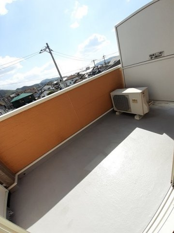 ファミールケイ　Ｆのバルコニー