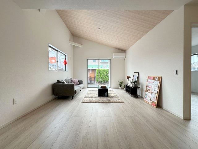 松伏町ゆめみ野東3丁目　新築平屋戸建　全1棟の居間・リビング|ソファやダイニングセットをおいてもゆとりのある20.2帖のリビング