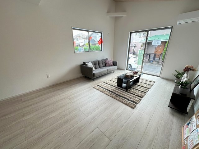 松伏町ゆめみ野東3丁目　新築平屋戸建　全1棟の居間・リビング|家族団らんで過ごすリビングは20.2帖の広さを確保