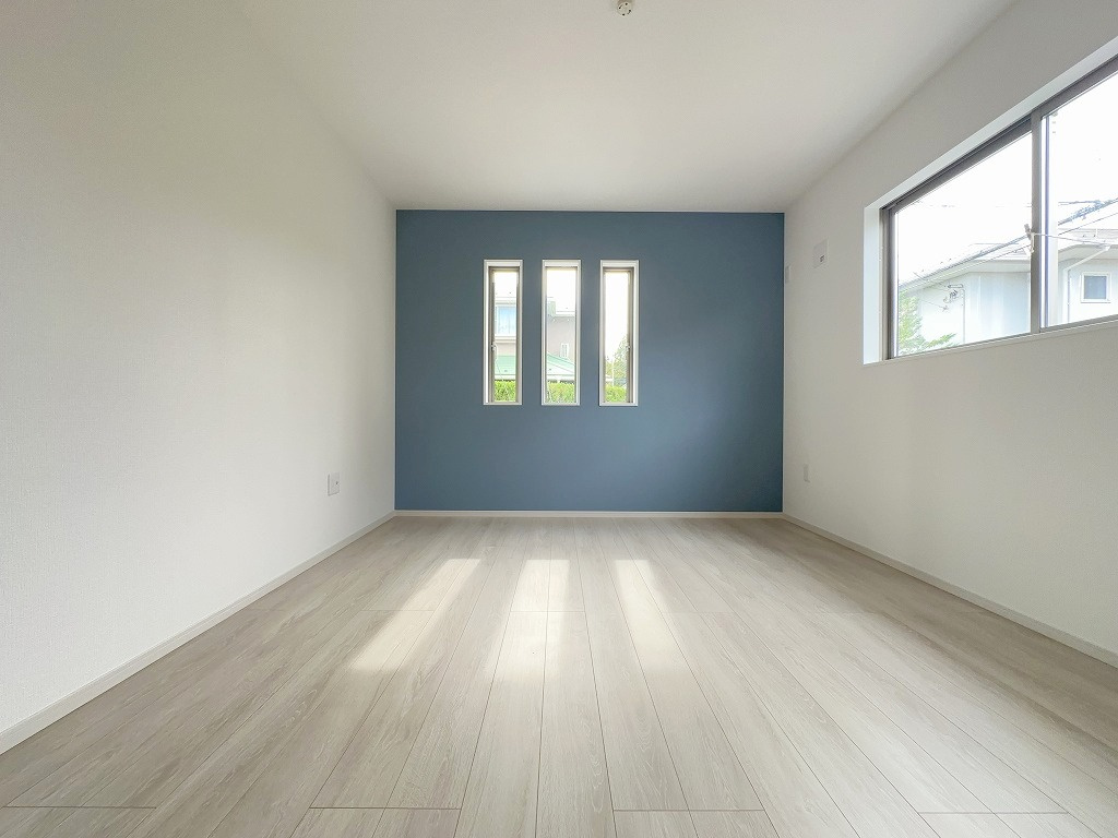 松伏町ゆめみ野東3丁目　新築平屋戸建　全1棟の洋室|アクセントクロスがオシャレな洋室7帖・主寝室としていかがでしょう