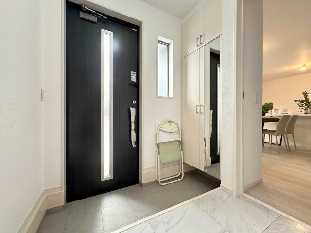 松伏町ゆめみ野東3丁目　新築平屋戸建　全1棟の玄関|収納力のあるトールタイプのシューズボックス