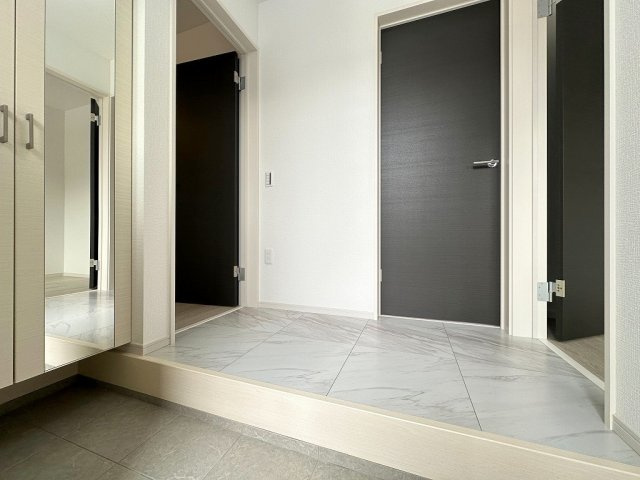 松伏町ゆめみ野東3丁目　新築平屋戸建　全1棟の玄関|玄関から各居室へアクセスできます