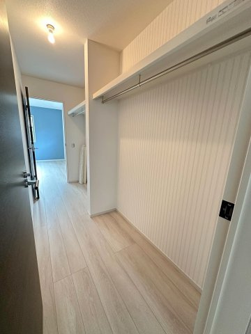 松伏町ゆめみ野東3丁目　新築平屋戸建　全1棟の収納|洗面所から洋室へつながってるウォークスルークローゼット