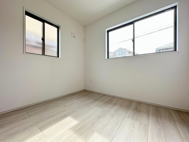 松伏町ゆめみ野東3丁目　新築平屋戸建　全1棟の洋室|2面採光の明るい洋室4.9帖・子供部屋としていかがでしょう