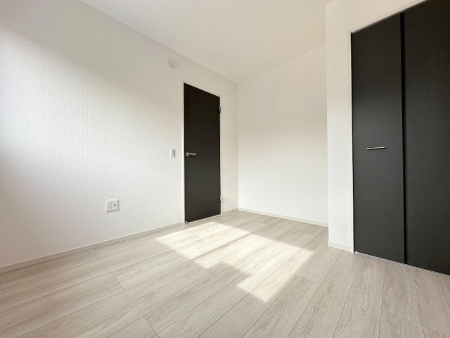 松伏町ゆめみ野東3丁目　新築平屋戸建　全1棟の洋室|クローゼット付きの洋室4.9帖