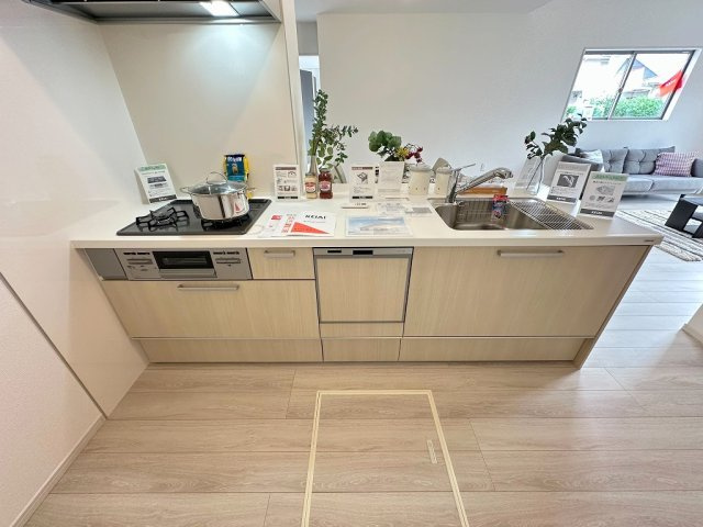 松伏町ゆめみ野東3丁目　新築平屋戸建　全1棟のキッチン|対面キッチンで家族との会話も弾みます