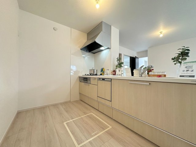 松伏町ゆめみ野東3丁目　新築平屋戸建　全1棟のキッチン|食洗機付きキッチンで家事の時短になりますね