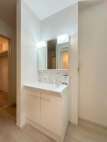 松伏町ゆめみ野東3丁目　新築平屋戸建　全1棟の独立洗面台|三面鏡付きシャワードレッサーで朝の準備も快適