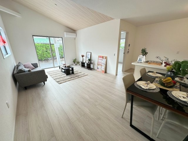 松伏町ゆめみ野東3丁目　新築平屋戸建　全1棟の居間・リビング|家族団らんで過ごすリビングは20.2帖の広さを確保