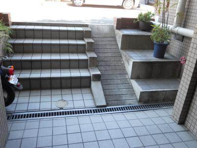 ドゥエル辻本のエントランス