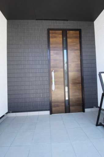 土佐市高岡町乙　新築戸建　　の玄関