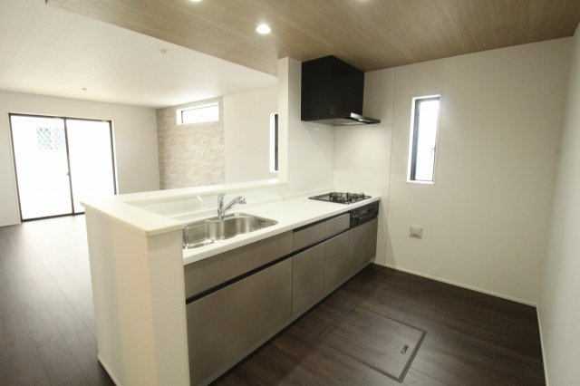 土佐市高岡町乙　新築戸建　　のキッチン|3口コンロ＆グリル
