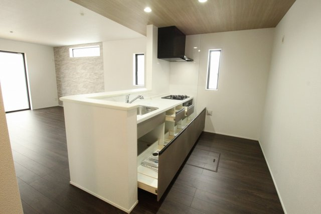 土佐市高岡町乙　新築戸建　　のキッチン|
収納たっぷり！
