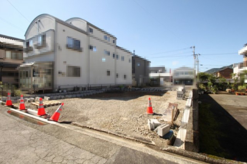 土佐市高岡町乙　新築戸建　　の前面道路含む現地写真