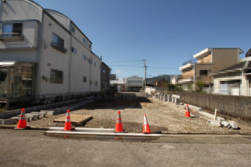 土佐市高岡町乙　新築戸建　　の前面道路含む現地写真